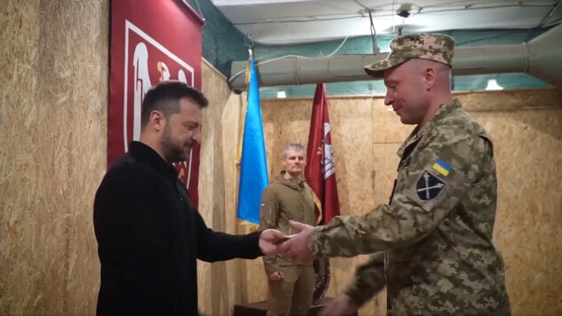 Zelensky visitó a los paracaidistas que luchaban en la región de Kursk en la región de Sumy