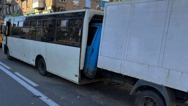 Accidente de tráfico en el distrito Solomensky de Kiev: un GAZelle chocó contra un minibús, los pasajeros resultaron heridos 