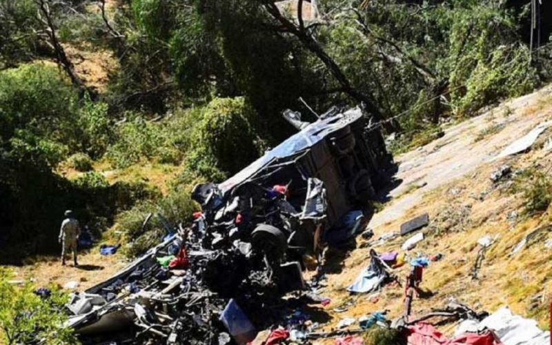 El autobús chocó contra un camión con remolque: 24 personas murieron y algunas resultaron heridas