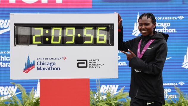 El keniano actualizó el récord mundial de maratón en casi dos minutos