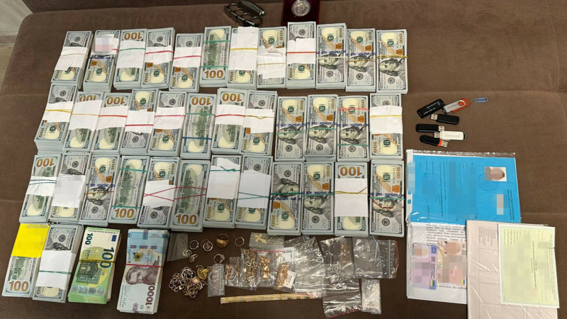 El jefe del MSEC regional de Nikolaev encontró 450 mil dólares y una colección de joyas