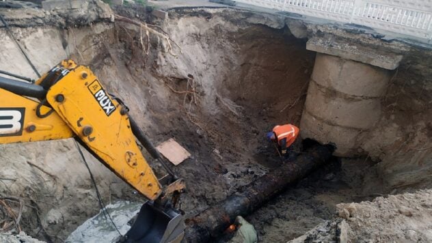 Una tubería estalló cerca del metro en Dorozhychi: la estación está cerrada, los trolebuses están siendo evitados