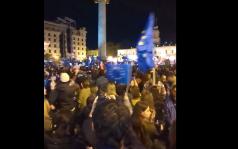 Banderas de la UE y Ucrania: una marcha proeuropea ha comenzado a reunirse en Tbilisi