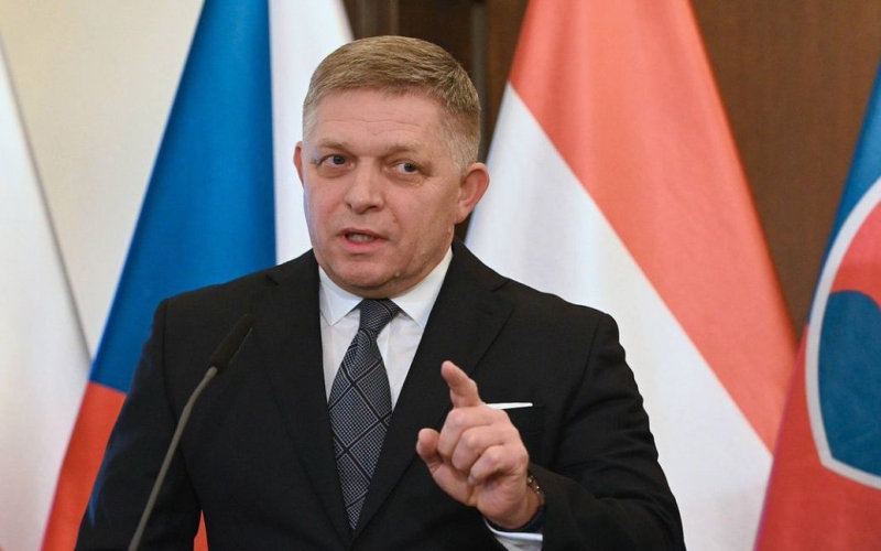 &quot “Kiev perderá territorio”: Fico predice un “segundo acuerdo de Múnich” para Ucrania /></p>
<p><strong>Robert Fico cree que Ucrania tendrá que ceder parte de su territorio.</strong></p>
<p><strong>Ucrania</strong>se enfrentará a un acuerdo similar al año de Munich de 1938, como resultado del cual el país perderá sus territorios y se convertirá en víctima de los grandes estados.</p>
<p>Esta opinión fue expresada por el Primer Ministro de Eslovaquia, Robert Fico Fico, en una reunión del Comisión de Asuntos Europeos del Parlamento, informa Aktuality.</p>
<p>El primer ministro de Eslovaquia dijo que no cree en las encuestas y cree que Donald Trump se convertirá en presidente de Estados Unidos. El candidato republicano ha afirmado en repetidas ocasiones que si regresa a la Casa Blanca pondrá fin a la guerra en veinticuatro horas.</p>
<p>“La paz con Rusia la harán Ucrania y Estados Unidos. Y yo Tengo miedo de que Ucrania también se convierta en víctima.” Cómo nos convertimos en víctimas del Acuerdo de Munich. Esto es lo que pienso”, dijo Fico.</p>
<p>El Acuerdo de Munich fue firmado en 1938 por los franceses con Gran Bretaña, Italia y Alemania. Tras esto, Checoslovaquia, que permaneció fuera de las negociaciones de Munich, tuvo que ceder vastos territorios a la Alemania nazi. Fico cree que el presidente Vladimir Zelensky debería prepararse para algo como esto.</p>
<p>“Será muy doloroso y me pregunto qué sentido tuvo matar a 100.000 personas en ambos lados”, dijo.</p >
<p>Fico cree que Ucrania tendrá que ceder parte de su territorio. “¿De verdad cree que los rusos apoyarán el acuerdo de paz y renunciarán a Crimea y Lugansk?” – preguntó a los miembros del comité.</p>
<p>“Es probable que Ucrania se convierta en una víctima de las grandes potencias, esto es probablemente lo que sucederá. Lo siento mucho, pero mientras se burlan de Ucrania, se están burlando de Ucrania. luchando hasta el último soldado ucraniano”, – preguntó a los miembros del comité. continuó el Primer Ministro eslovaco.</p>
<p>Según Fico, su partido SMER ha dicho cientos de veces que Rusia ha violado el derecho internacional, pero “la realidad es la realidad.”</p>
<p>Recordemos que Fico expresó su opinión acerca de que <strong>la guerra en Ucrania terminará pronto</strong>.</p>
<h4>Temas similares:</h4>
<p>Más noticias</p>
<!-- AddThis Advanced Settings above via filter on the_content --><!-- AddThis Advanced Settings below via filter on the_content --><!-- AddThis Advanced Settings generic via filter on the_content --><!-- AddThis Related Posts below via filter on the_content --><div class=