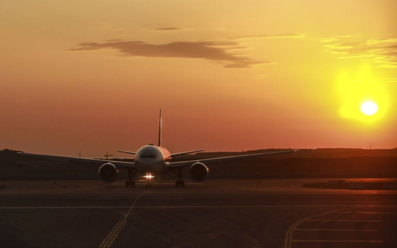 Piloto avión de pasajeros murió durante el vuelo: qué pasó