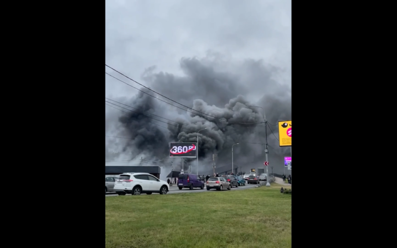 Bajo Se incendió un mercado de ropa en Moscú: la ciudad se llenó de humo (vídeo)