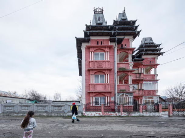  Lujo e identidad: por qué los gitanos rumanos construyen casas que parecen palacios (foto)