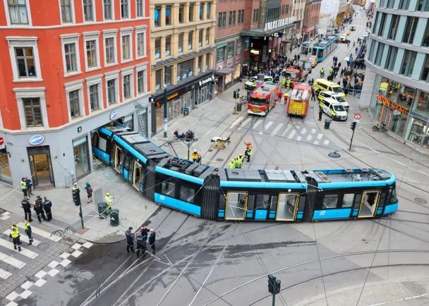 En Oslo, un tranvía descarriló y se estrelló contra una tienda: hubo heridos