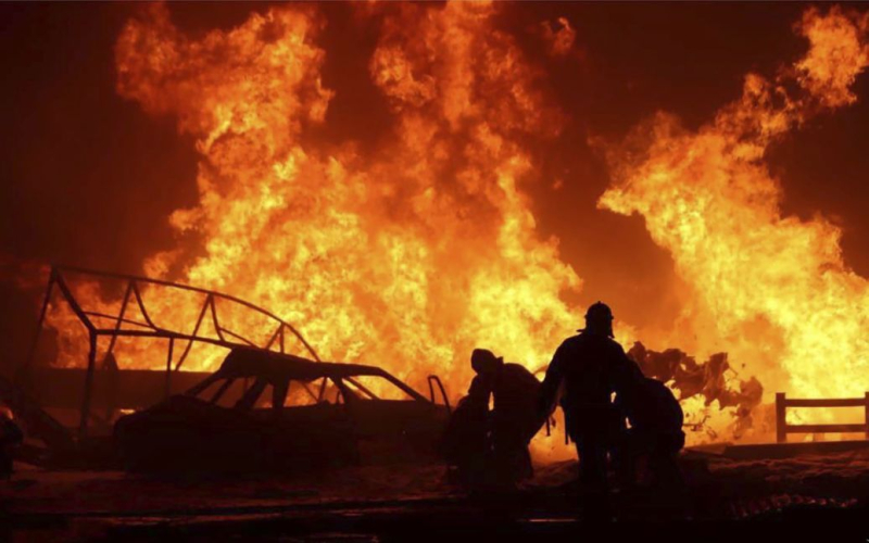 Está ardiendo el depósito de petróleo de la Federación Rusa tras la llegada de vehículos aéreos no tripulados (vídeo)