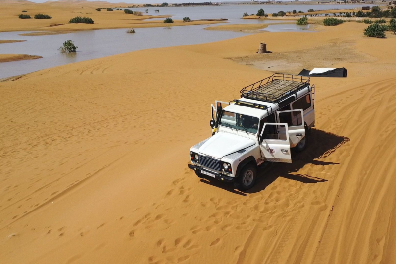 El agua inundó las dunas de arena después de fuertes lluvias en el desierto del Sahara: aparecieron fotos