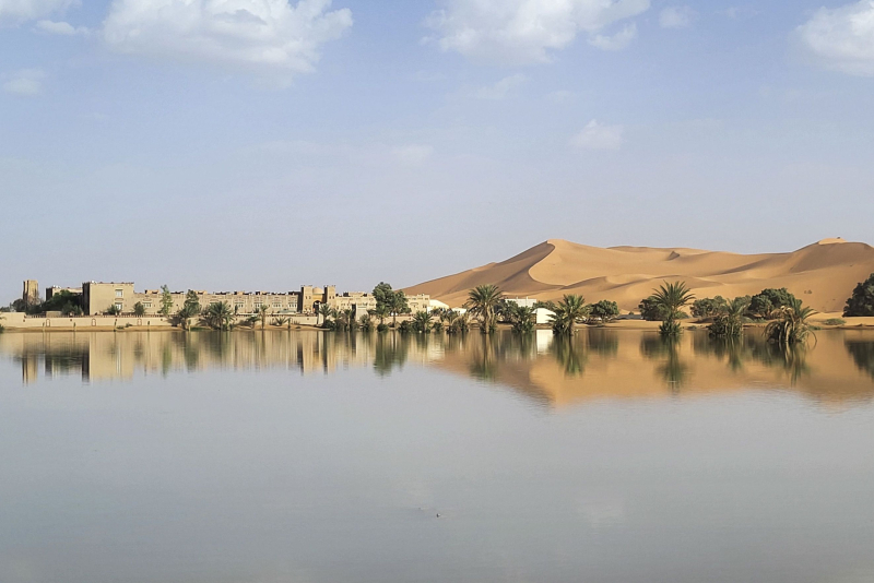  El agua inundó las dunas de arena después de fuertes lluvias en el desierto del Sahara: aparecieron fotos