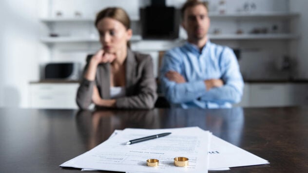 ¿Es posible el divorcio durante el embarazo? /></p>
<p>El derecho a presentar La demanda de divorcio está regulada por el art. 110 del Código de Familia de Ucrania. El código establece que no se puede presentar un reclamo de divorcio si la esposa está embarazada o dentro del año posterior al nacimiento de un hijo.</p>
<p>Presentar un reclamo de divorcio bajo estas condiciones solo es posible si uno de los cónyuges cometió un comportamiento ilegal que contiene signos de un delito penal contra el otro cónyuge o hijo.</p>
<p>Sin embargo, el 20 de noviembre de 2024, la Verjovna Rada adoptó una ley que permite el divorcio durante el embarazo y casos si el niño es menor de un año. Irina Sovsun informó esto en su página en X Network.</p>
<p>Ahora viendo </p>
<h2>¿Es posible el divorcio durante el embarazo de la esposa?</h2>
<p>La Ley N° 10249 prevé modificaciones a el Código de Derecho de Familia de Ucrania. Prevé un procedimiento simplificado de divorcio en casos de violencia doméstica, incluso si los cónyuges tienen un hijo en común menor de un año. Además, la ley prevé la prohibición de la reconciliación entre las partes en tales casos.</p>
<p>La nueva ley permite el divorcio en el primer año de vida del niño, otorgando a los cónyuges el derecho a divorciarse. La aprobación de la ley es un paso positivo hacia la humanización del derecho de familia y garantizar la protección de los derechos e intereses legítimos de las personas en circunstancias de vida difíciles.</p>
<p>Esto garantiza la protección de los derechos de las mujeres y elimina las restricciones que podría mantener a una mujer en relaciones familiares desfavorables.</p>
</p></p>
<!-- AddThis Advanced Settings above via filter on the_content --><!-- AddThis Advanced Settings below via filter on the_content --><!-- AddThis Advanced Settings generic via filter on the_content --><!-- AddThis Related Posts below via filter on the_content --><div class=