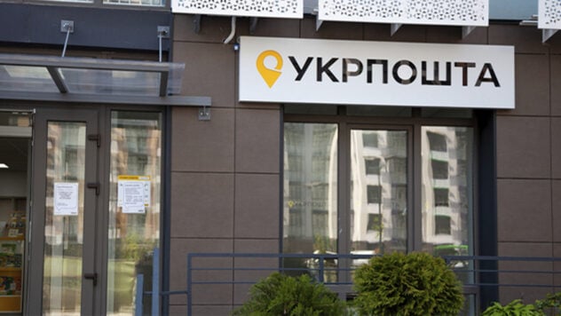 ¿Ukrposhta funciona sin electricidad? ¿Cuáles son las condiciones de funcionamiento durante los cortes de energía? /></p >
<p>No hay luz, pero en la oficina de Ukrposhta está esperando paquete. ¿Es posible recogerlo para no pagar el almacenamiento?</p>
<p>¿Cómo funciona Ukrposhta cuando no hay luz y si las sucursales están cerradas durante la falta de suministro eléctrico? Lea el material de ICTV Facts. </p>
<h2>¿Funcionan las sucursales de Ukrposhta sin electricidad</h2>
<p>En el sitio web del transportista postal se afirma que, en ausencia de electricidad e Internet, las sucursales de Ukrposhta aceptarán y entregarán los envíos. La red cubre más de 20 mil asentamientos, por lo que funcionará incluso en condiciones de apagón total, porque esto es muy importante.</p>
<p>Ahora están mirando </p>
<p>Puedes organizar los envíos en la sucursal operativa más cercana. El operador rellenará manualmente todos los datos necesarios para enviar el paquete.</p>
<blockquote>
<p>“En Ukrposhta entendemos lo importante que es recibir o enviar un paquete en este momento, porque puede haber allí una manta cálida que lo mantendrá abrigado mientras los trabajadores de servicios públicos restablecen el suministro de calefacción. O una linterna y un power bank adquiridos en el mercado, tan necesarios en condiciones de apagón prolongado. O un regalo para el Día de San Nicolás, porque los niños esperan con ansias esta festividad, dice el sitio web.</p>
</blockquote>
<h2>Funcionamiento de las sucursales de Ukrposhta en ausencia de electricidad</h2>
<p>Durante los cortes de energía prolongados, los muchos años de experiencia de Ukrposhta en el funcionamiento sin automatización se han convertido en su punto fuerte.</p>
<p>Los empleados pueden proporcionar la mayoría de los servicios independientemente de los horarios de los apagones. En caso de falta de electricidad, <strong>todos los documentos se completan manualmente</strong>.</p>
<p>También se ha desarrollado un algoritmo de acciones claro que permite a los clientes de Ukrposhta recibir pensiones y otros pagos. .</p>
<p>En cada sucursal puede registrar todo tipo de envíos, publicaciones periódicas, recibir un paquete, comprar los bienes necesarios, pagar los servicios públicos, realizar transferencias postales de dinero dentro de Ucrania y pagos.</p>
<blockquote>
<p>— Para Ukrposhta, la principal La tarea es satisfacer los deseos y necesidades del cliente.</p>
</blockquote>
<p>Para acelerar el trabajo de los operadores, puede registrar el envío de forma independiente en la aplicación móvil Ukrposhta. Después de esto, solo necesita llevar el paquete al departamento y entregarlo para su envío. Esto acelerará significativamente el procesamiento y le ahorrará tiempo.</p>
<p>Las instrucciones para procesar un envío en la aplicación móvil se pueden encontrar aquí.</p>
<p>Ukrposhta ha calculado el número crítico de empleados que deben ser en el trabajo y asegurar el pago de pensiones, aceptar pagos, entregar paquetes. Además, la dirección repone constantemente los departamentos con linternas, generadores y equipos de comunicación.</p>
<p>Puede averiguar el horario de trabajo y si Ukrposhta funciona sin electricidad en un momento determinado en el sitio web mediante el enlace o llamando al contacto. línea directa del centro: 0 800 300 545.</p>
<p>Fuente: Ukrposhta</p>
</p></p>
<!-- AddThis Advanced Settings above via filter on the_content --><!-- AddThis Advanced Settings below via filter on the_content --><!-- AddThis Advanced Settings generic via filter on the_content --><!-- AddThis Related Posts below via filter on the_content --><div class=