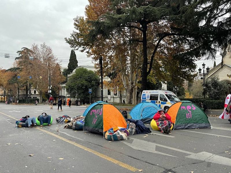 Con tiendas de campaña y generadores: en Georgia, la gente protestó toda la noche frente al parlamento, exigiendo elecciones