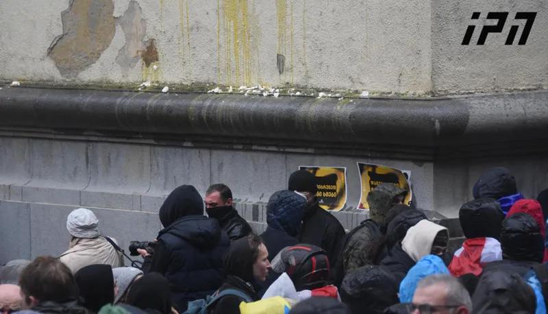 El Parlamento de Georgia inició su primera reunión sin oposición: el edificio fue bombardeado con huevos