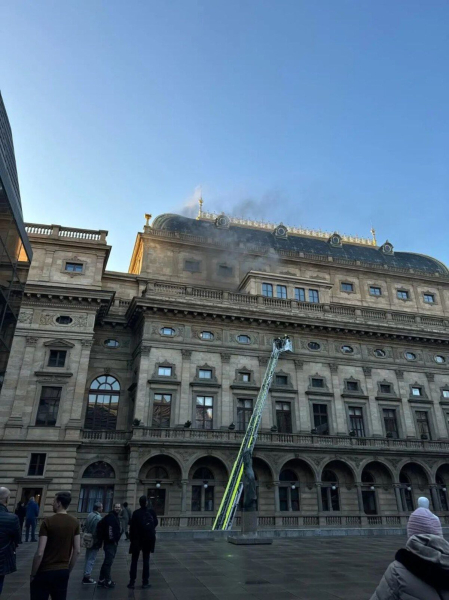 El edificio del Teatro Nacional está en llamas en Praga