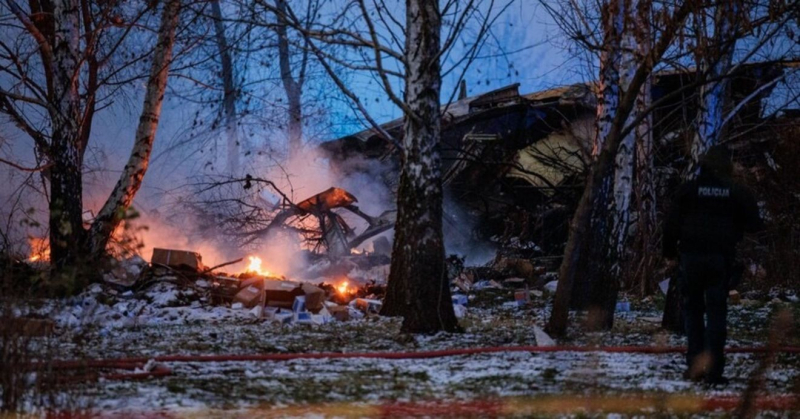 Un avión cayó sobre una casa en Lituania: quién iba a bordo y qué se sabe de las víctimas