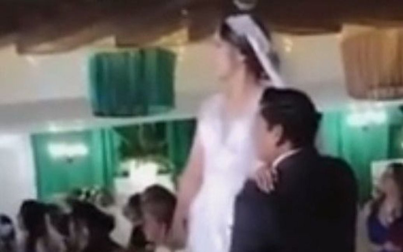 Invitado foto de la boda cuando la novia se estaba preparando para lanzar un ramo - foto