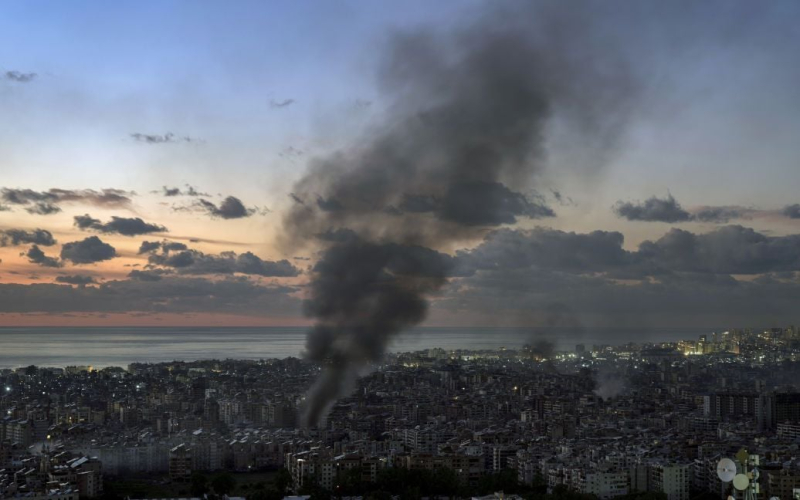 Israel y Hezbollah llegaron a un acuerdo de alto el fuego y mdash /></p>
<p><strong>El acuerdo de alto el fuego entrará en vigor mañana.</strong></p>
<p>Israel y Hezbolá han llegado a un acuerdo de alto el fuego. El alto el fuego con el Líbano tendrá lugar mañana entre las 4:00 y las 6:00 hora local.</p>
<p>Escribe Reuters al respecto.</p>
<p><strong>Los términos del acuerdo, según Los informes de los medios de comunicación son los siguientes: </strong></p>
<p>Funcionarios israelíes dijeron anteriormente que “se acerca un acuerdo para poner fin a la guerra, aunque algunas cuestiones siguen sin resolverse”. Dos altos funcionarios libaneses expresaron un optimismo cauteloso, incluso cuando Israel continúa con sus ataques aéreos y los continuos ataques con cohetes de Hezbolá.</p>
<p>El 7 de octubre de 2023, Hamás atacó a Israel, matando a unas 1.200 personas y capturando a unos 250 rehenes, más de un cientos de los cuales todavía están en cautiverio.</p>
<p>Israel respondió lanzando una operación militar contra militantes. Posteriormente, el conflicto se extendió al Líbano: las FDI también comenzaron a destruir a los militantes de Hezbollah que prometieron luchar contra Israel debido a su operación militar en la Franja de Gaza.</p>
<p>Hezbollah es a la vez un partido político en el Líbano y un grupo armado. . Estados Unidos ha reconocido toda la estructura de Hezbollah como organización terrorista; en la Unión Europea, sólo la unidad paramilitar es considerada terrorista.</p>
<p><strong><u>Lea también:</u></strong></p>
<h4>Temas similares:</h4>
<p>Más noticias</p>
<!-- AddThis Advanced Settings above via filter on the_content --><!-- AddThis Advanced Settings below via filter on the_content --><!-- AddThis Advanced Settings generic via filter on the_content --><!-- AddThis Related Posts below via filter on the_content --><div class=