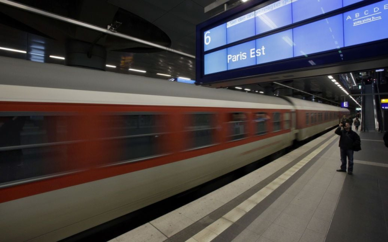 Vo Francia, hubo una pelea con hachas en un tren de París.