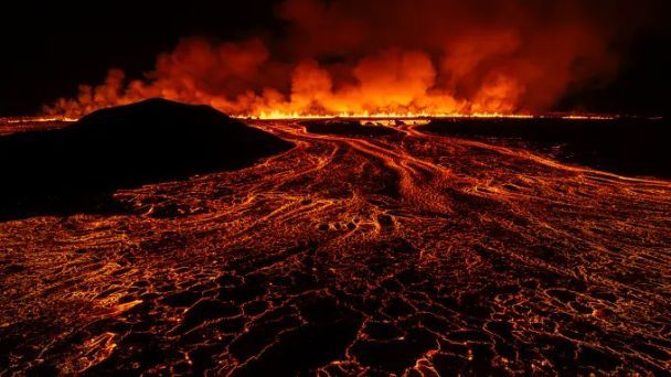 La tierra se abrió 3 km: en Islandia continúa la erupción volcánica