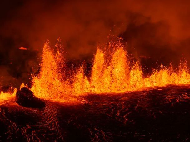 La tierra se abrió 3 km: En Islandia continúa la erupción volcánica