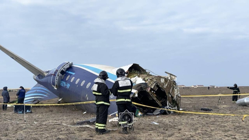 El avión Embraer-190 que se estrelló en Kazajstán fue derribado por la defensa aérea rusa sobre objetivos militares, – medios