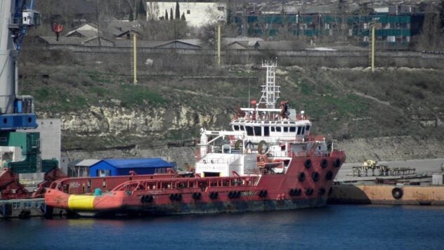 El barco Fedor Uryupin, que la Federación Rusa se apoderó después de la anexión de Crimea, fue alcanzado