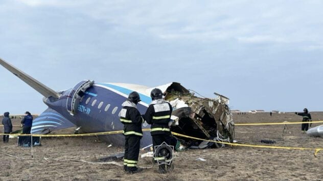 Sonidos de impactos y caos: los asistentes de vuelo que sobrevivieron al accidente aéreo en Aktau dieron detalles