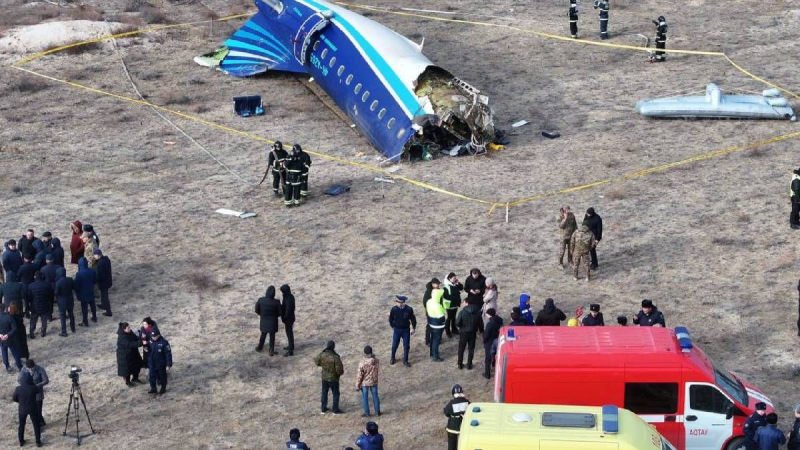 Accidente de avión en Kazajstán: entre los pasajeros hay quienes lograron sobrevivir