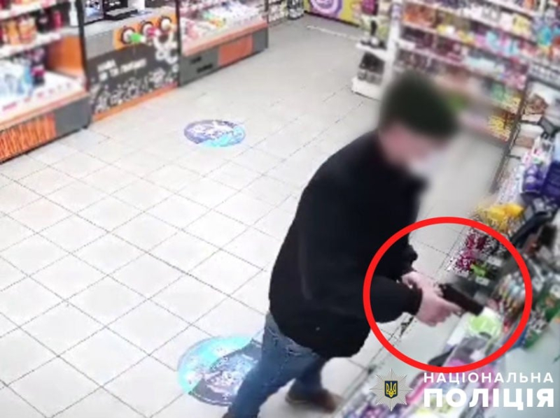 Un extranjero con una pistola robó una tienda en Andreevsky Spusk: encontrado en una hora