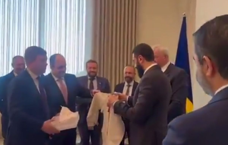 Ahmad al-Sharaa recibió una camisa bordada en Damasco; vídeo de un gesto simbólico