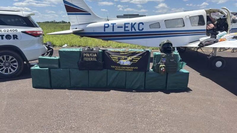 Dos pilotos fueron detenidos en la pista de despegue con casi media tonelada de cocaína – /></p>
<p>La avioneta, que despegó de Aquidauana, estado de Mato Gros do Sul, fue confiscada. Su certificado de aeronavegabilidad era válido.</p>
<p>La policía dice que el copiloto tiene condenas por tráfico de drogas y falta de pago de manutención infantil. El caso fue trasladado a la Policía Federal en Arazatuba, estado de São Paulo.</p>
<p>Recordemos que recientemente <strong>un avión se salió de la pista</strong> y casi cae al océano helado. Los pasajeros del vuelo de Norwegian fueron evacuados por la rampa mientras los servicios de emergencia llegaban al lugar.</p>
<h4>Temas relacionados:</h4>
<p>Más noticias</p>
<!-- AddThis Advanced Settings above via filter on the_content --><!-- AddThis Advanced Settings below via filter on the_content --><!-- AddThis Advanced Settings generic via filter on the_content --><!-- AddThis Related Posts below via filter on the_content --><div class=