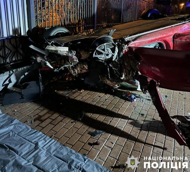 En Kiev, un conductor de Tesla ebrio provocó un accidente durante el toque de queda: hay muertos