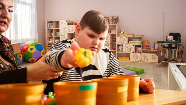 Habitación inclusiva en el centro de educación primaria y rehabilitación Trypillya: espacio para niños con discapacidad