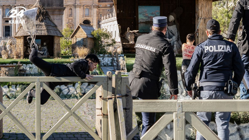 Activista de FEMEN semidesnuda fue juzgada robar una figura de Jesús en el Vaticano