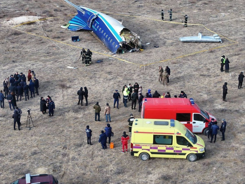 Accidente aéreo en Kazajstán: un experto en aviación examinó los daños del avión y rechazó la versión rusa