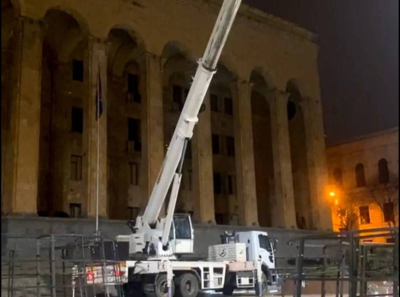 En Georgia, las autoridades están instalando un árbol de Año Nuevo en el epicentro de las protestas