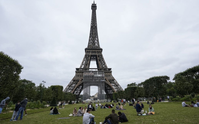 Se produjo un incendio en la Torre Eiffel: lo que pasó