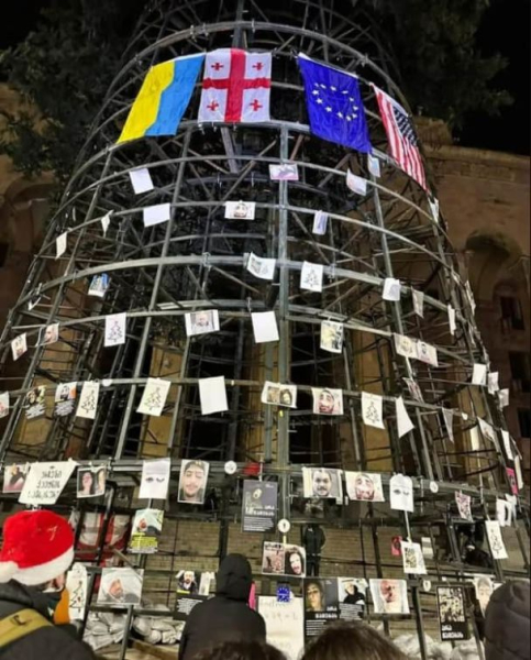 En el frame La bandera ucraniana apareció en el árbol de Año Nuevo en Tbilisi: foto