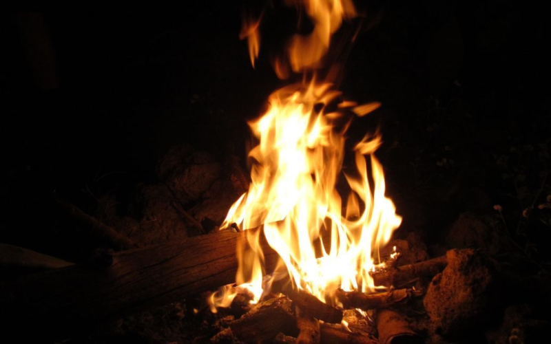 Conversación peligrosa: un grupo de hombres prendió fuego en una gasolinera