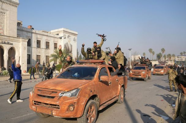 El giro Punto: en las calles de Siria se celebra el derrocamiento del régimen de Assad (foto, vídeo)