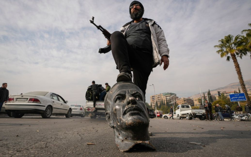 Gobernó durante unos 30 años: la estatua del padre de Assad fue derribada en Damasco (foto)