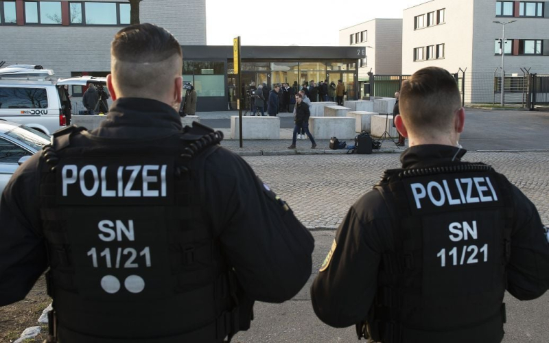 B En Alemania, los neonazis golpearon a compañeros del partido de Scholz y cortaron a un policía.