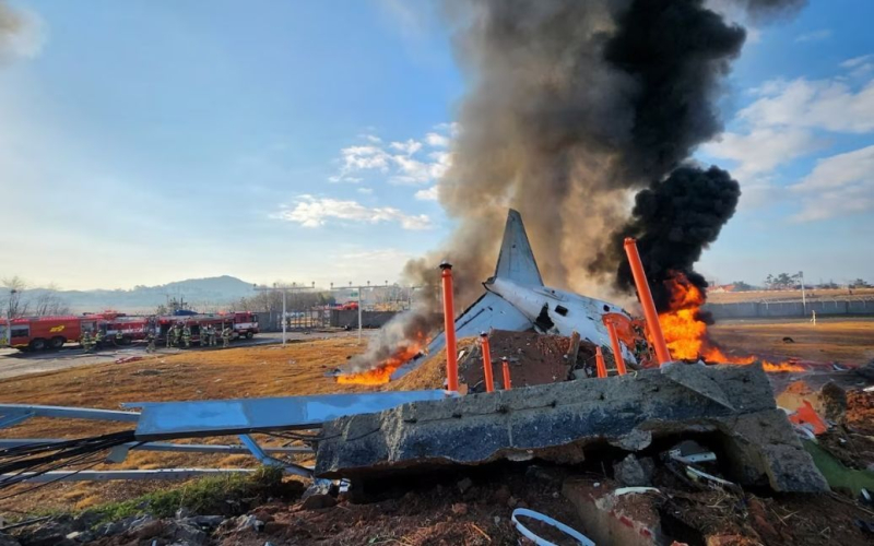 Un avión de pasajeros se estrelló durante el aterrizaje en Corea del Sur: muchos muertos