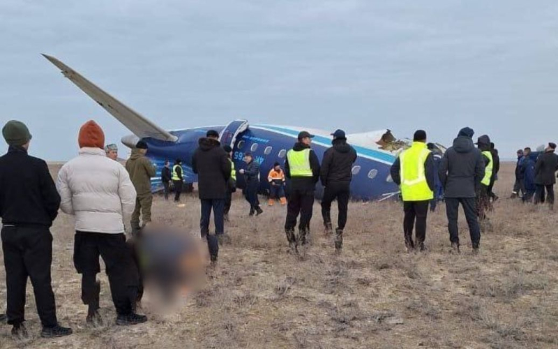 Un avión de pasajeros se estrelló en Kazajstán ( vídeo )