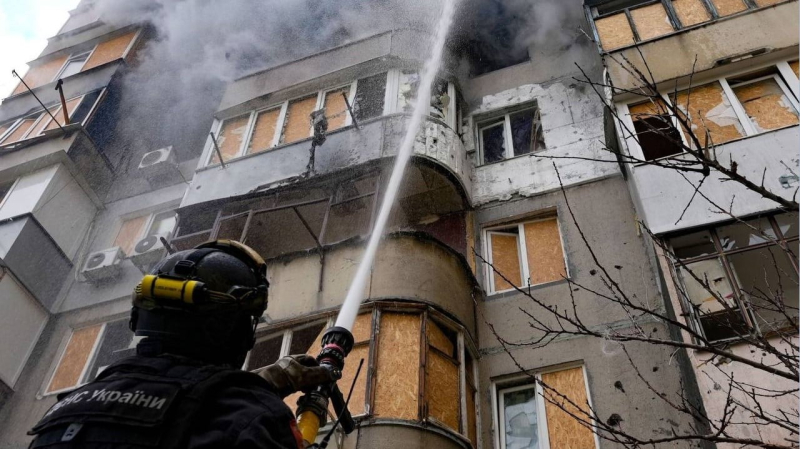 El fuego envolvió rápidamente el apartamento: en los suburbios de Kherson, un dron alcanzó una casa