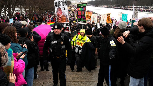 Miles de personas protestan contra la toma de posesión de Trump en Washington