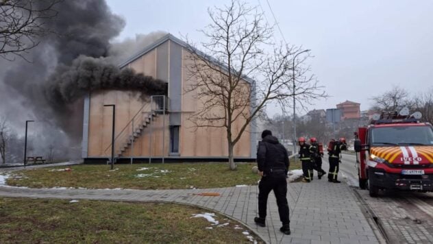 En Lviv, los rescatistas apagaron un incendio en un centro para mujeres desplazadas con niños