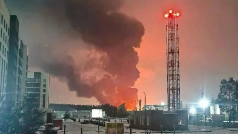 En Engels, tras un ataque con drones, un depósito de petróleo arde por cuarto día